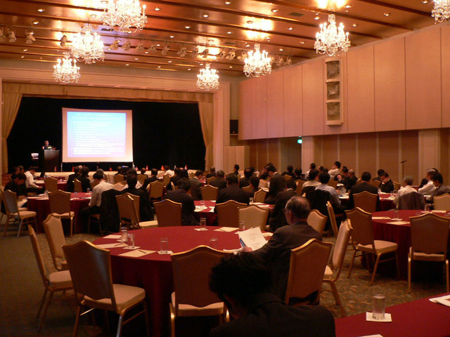　グローバル情報社会研究所が運営するGISフォーラムは、東京・港区で創立10周年記念特別フォーラムの第2回を開催した。オープニングスピーチに続いて、主催社のグローバル情報社会研究所から、オープン・グループ日本代表の藤枝純教氏が登壇した。