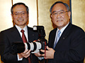 2006年、内田氏の社長就任会見での社長御手洗氏（左）と内田氏