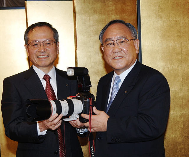 2006年、内田氏の社長就任会見での社長御手洗氏（右）と内田氏