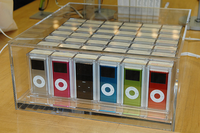 iPod nanoのカラーバリエーション。左から、シルバー、ピンク、ブラック、ブルー、グリーンと、本日発売したレッドの計6色