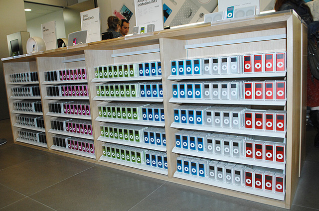 棚には、iPod nanoが色ごとにきれいに並ぶ