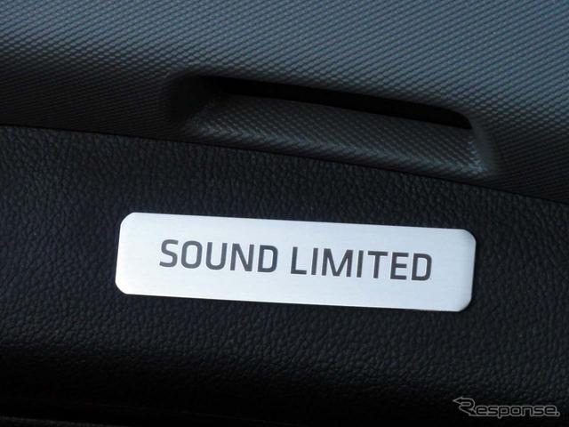 ダッシュボードに貼られた「SOUND LIMITED」プレート