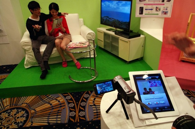 【ビデオニュース】国内初！ Wi-Fi Direct機能搭載のJVCビデオカメラ「エブリオ」はどう使う？ 
