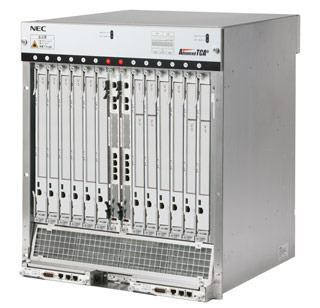 　日本電気（NEC）は16日、次世代ネットワーク（NGN）に求められる、固定通信網/移動通信網間や、異なる通信事業者間などでのシームレスな通信を実現する、統合メディアコミュニケーションシステム「CX8000シリーズ」の販売を通信事業者向けに開始した。