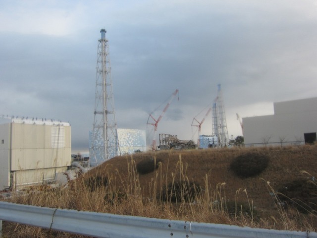 免震重要棟裏より2・3号機原子炉建屋を臨む（1月9日撮影）