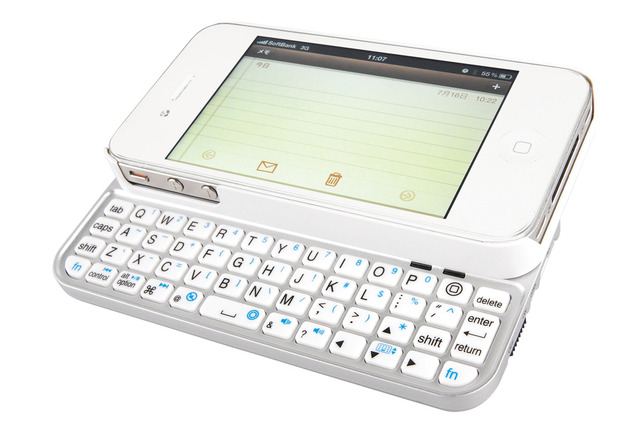 「BSKBB12WH（ホワイト）」にiPhoneを装着しキーボードを引き出したイメージ（iPhoneは別売）