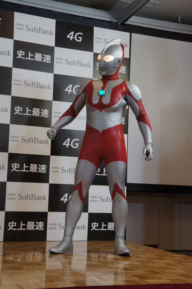 SoftBank 4G開始イベントで芸人が高速芸に挑戦