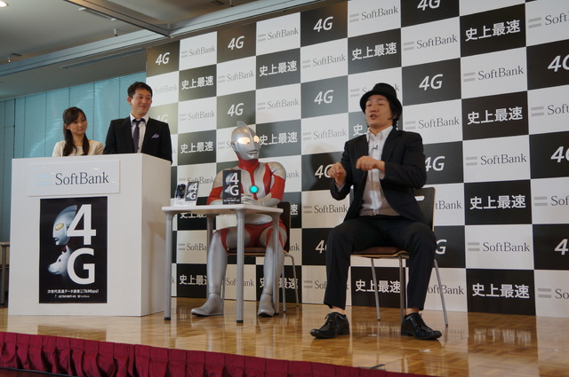 SoftBank 4G開始イベントで芸人が高速芸に挑戦