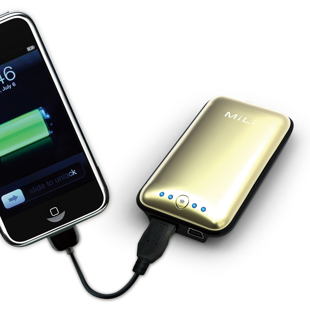 「MiLi Power Miracle」（型番：HB-B20）のスマートフォンを充電する利用イメージ