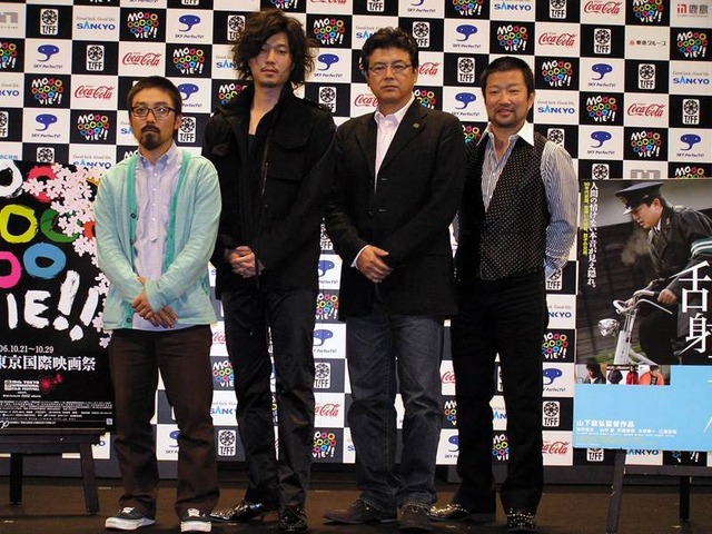 舞台挨拶に登場した（左から）山下敦弘監督と出演者の新井浩文、三浦友和、木村祐一
