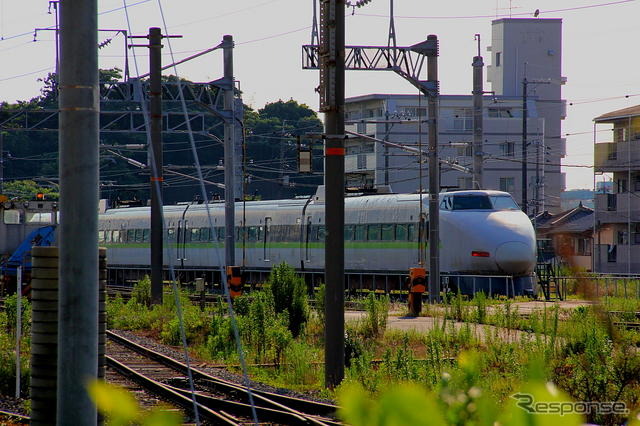 新下関駅在来線ホームから見る100系4両編成。テールランプが灯る。