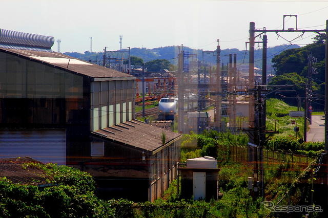 新下関駅新幹線ホームから見る100系4両編成。ヘッドライトが灯る。