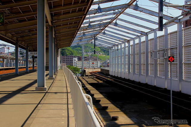 新下関新幹線ホーム付近から分岐して延びる保線基地への渡り線。