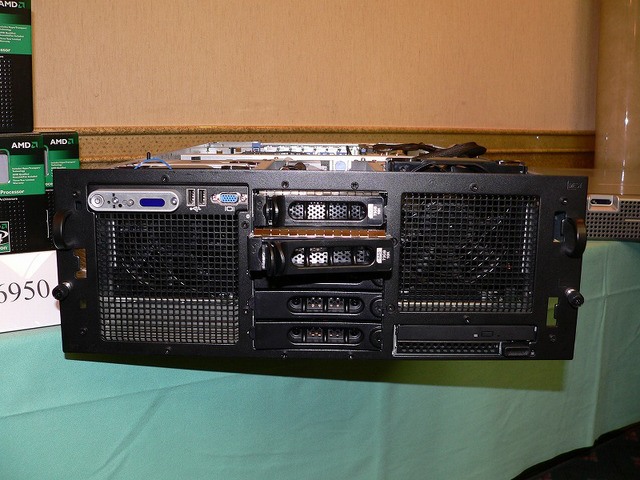 PowerEdge 6950は4Uサイズのハイエンドサーバ