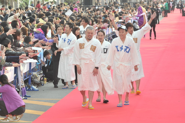 沖縄国際映画祭でレッドカーペットを闊歩する「エメマン芸人」たち