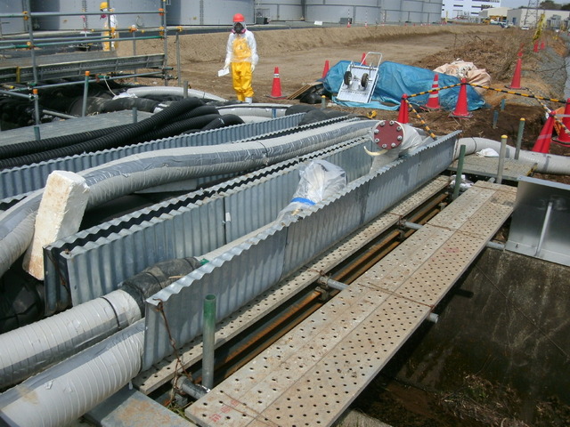 淡水化装置（逆浸透膜式）濃縮水貯槽タンクエリアにおける漏水状況