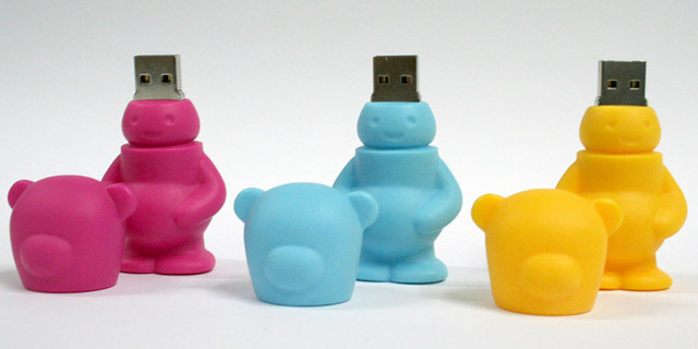 　フリフリカンパニーとソリッドアライアンスは10日、熊のフィギュア型256MバイトUSBメモリ「FATBEAR USB flash drive」を発売した。価格は3,980円。