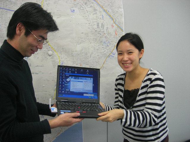 WiMAX推進室のシニアエキスパート・小松さんからWiMAXカードが挿さったノートPCを受け取りました