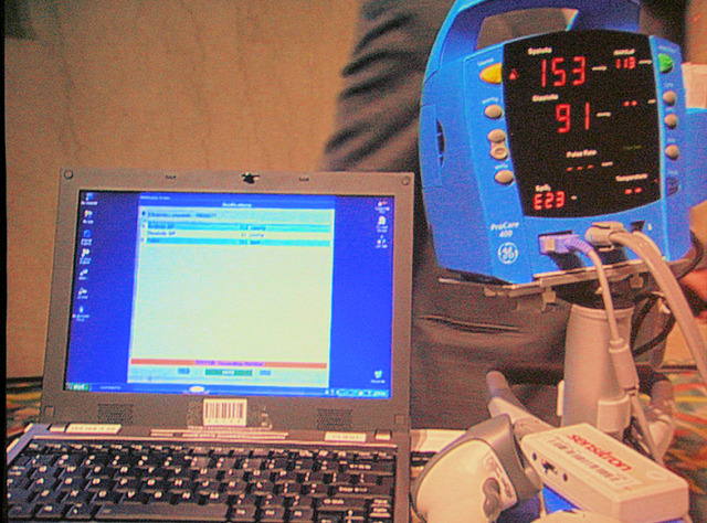 デジタルホスピタルに向けたソリューション「Mobile Point of care」（MPOC）のデモ。実際にその場で血圧を計測し、その結果をサーバに転送