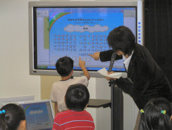 　マイクロソフトは24日、川崎市宮前区の市立土橋小学校において、インターネットの使用に関する啓蒙イベント「みんなで学ぼう！　小学生インターネット安全教室」を実施。「魔法戦隊マジレンジャー」のヒカル先生役の市川洋介氏が講師役で参加した。