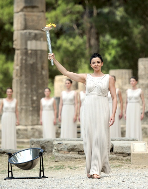 ロンドン・オリンピック、聖火採火式（ギリシャ）。凹面鏡で日鉱を集めてトーチに点火。