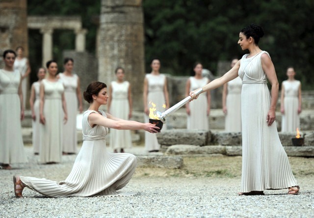 ロンドン・オリンピック、聖火採火式（ギリシャ）。同じ火が、古代競技場にもともされる。