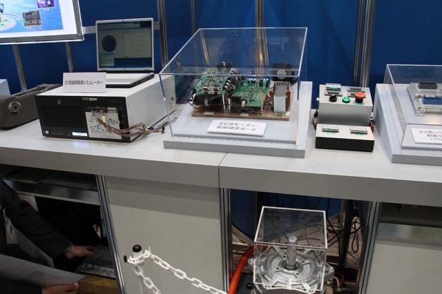 モーターの制御ユニット（右上）とその開発シミュレーター（左。富士通フォーラム2012）