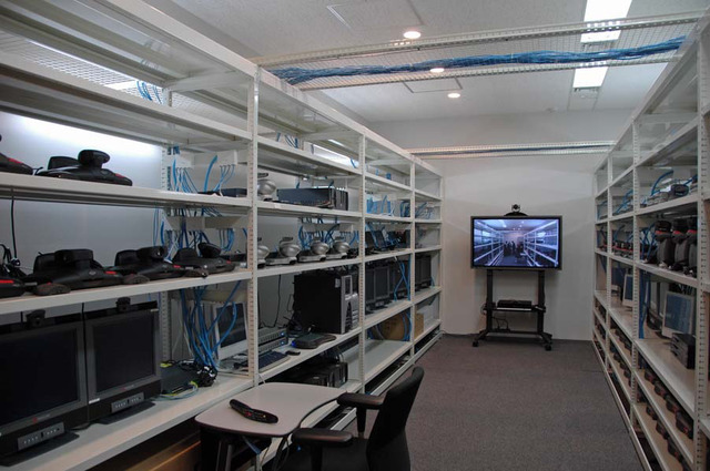 　ポリコムジャパンは28日、世界で3番目となるビデオ会議システムの「接続検証センター」を東京都内に開設したと発表した。米テキサス州オースティン、マサチューセッツ州アンドーバーに続く施設だ。