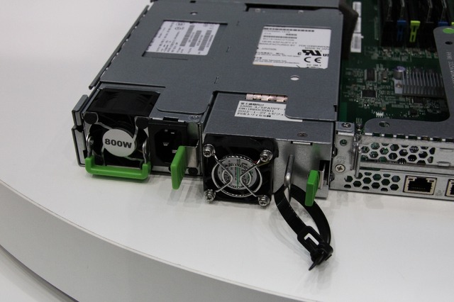 2台搭載可能な電源モジュールのうち1台をバッテリーとして機能させることが可能（RX200 S7。富士通フォーラム2012）