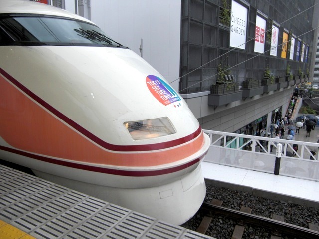 東武線の浅草行き上り特急は、3月のダイヤ改正から全列車がとうきょうスカイツリー駅（旧業平橋駅）に停車。下りは一部停車。車両にもデコレーションが施される（5月22日、東京スカイツリー開業初日）。