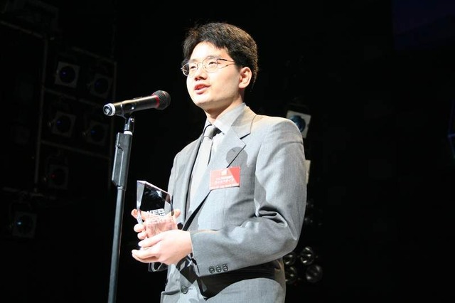 受賞の喜びに溢れる、ウィキペディア日本語版 管理者・ビューロクラットの今泉誠（Suisui）氏