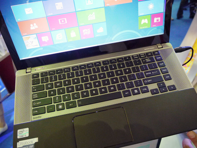 東芝のUltrabook「Satellite U845W」