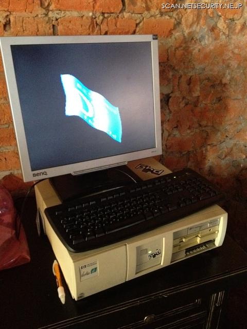 競技の中には誰でも参加できるものも用意されていて、これは「Don't Copy That Floppy」という競技で使用するPC。名前の通りフロッピーにアクセスする。ただし、フロッピーは机やソファの下にあって、それを探すところから競技だ