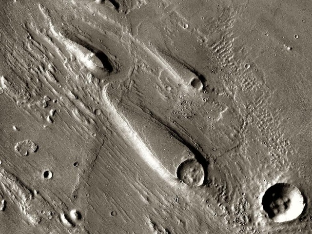 マーズ・オデッセイが撮影した、水が流れたあとと思われる火星の地形