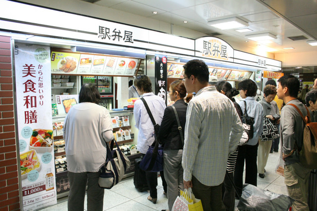 東京駅にある「駅弁屋」。平日でも混んでいますね～