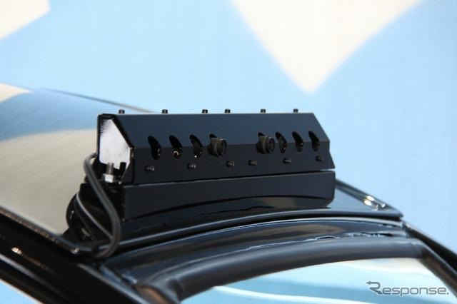 RoboCar MV上部のステレオカメラ。アイサイトとほぼ同じ原理で自動運転などに利用する