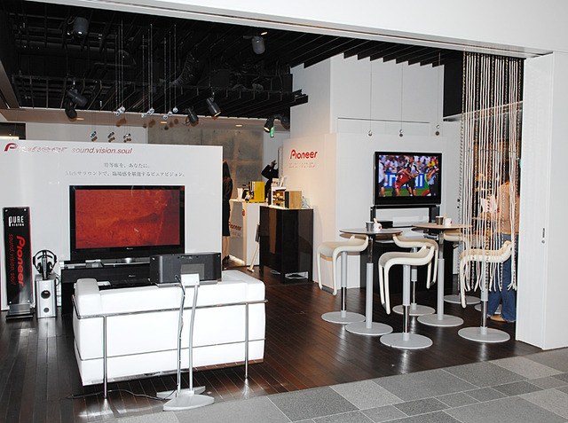 　パイオニアは、同社ホームシアターシステムの映像と5.1chサラウンドを体感できるイベント「PIONEER LIVING CAFE」を東京・表参道ヒルズ地下3階の特設スペースで開催している。