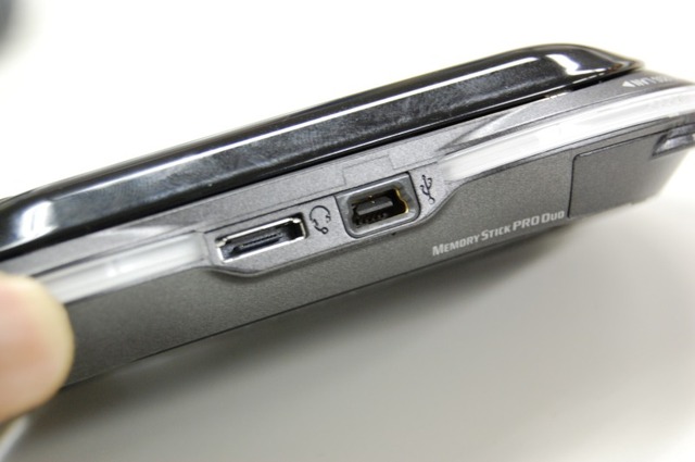 USBコネクタとヘッドセットの接続端子。形状は携帯電話のものと同じ。