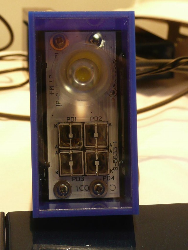 携帯型可視光トランシーバー「IVLCトランシーバーTR01」。上側に送信用LED光源、下側に相手側の光信号を受ける受光素子がある
