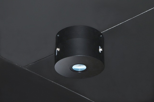 天井に設置された専用LED照明器具