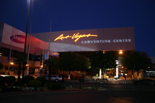 【左】カンファレンスセンターの変トランスホールとなる建物だが、この両脇にもっと大きいホールが並ぶ。