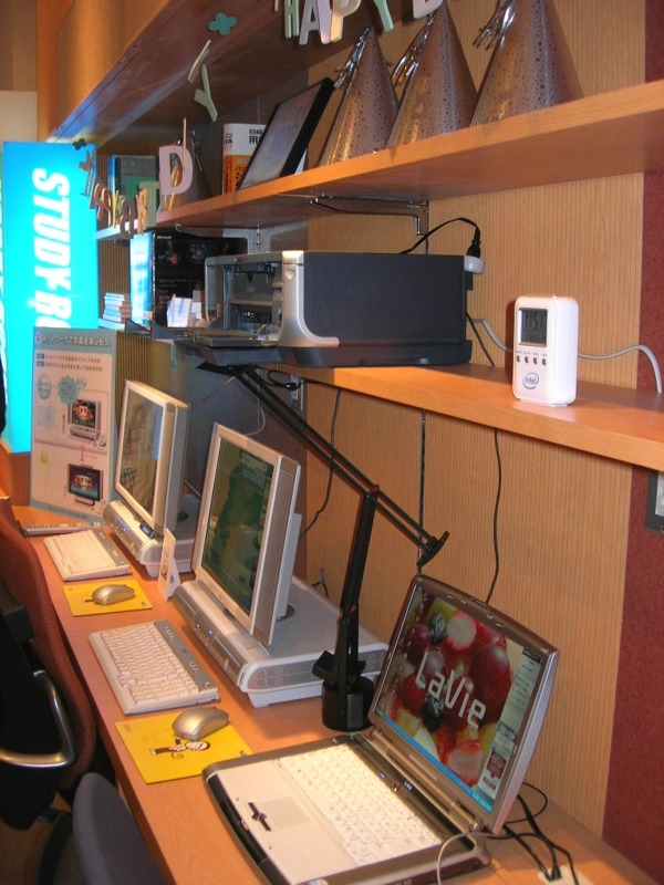 Hobby RoomとStudy Room。「VALUSTER S」や「LaVie C」、プリンタなどが設置されている。リビングPCとネットワークで接続し、コンテンツを共有している