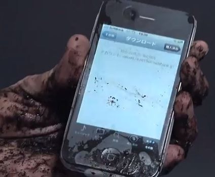 泥汚れの手でiPhoneを操作するイメージ