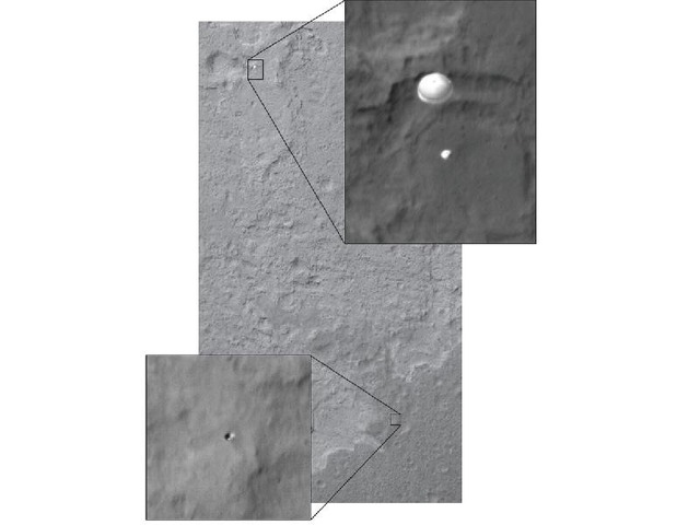火星観測衛星がとらえた下降中のキュリオシティ（上）。下は分離した耐熱シールド。撮影時点で空中を落下中だ。