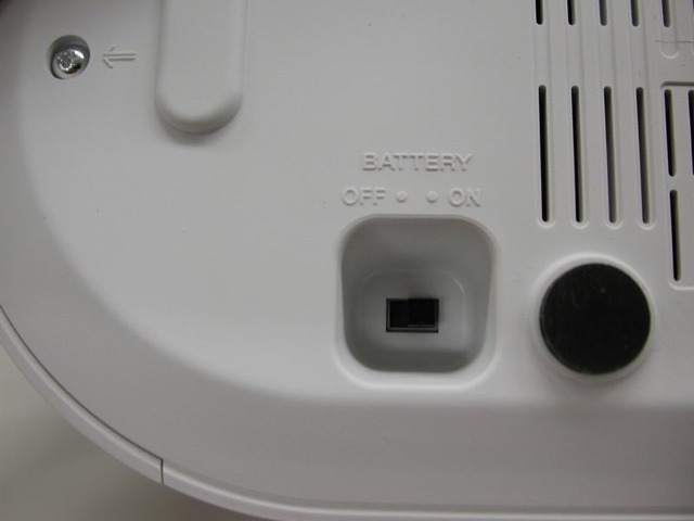 本体底面にある、ACとバッテリの切り替えスイッチ