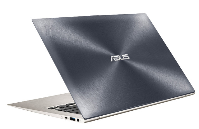 「ASUS ZENBOOK UX21A」背面