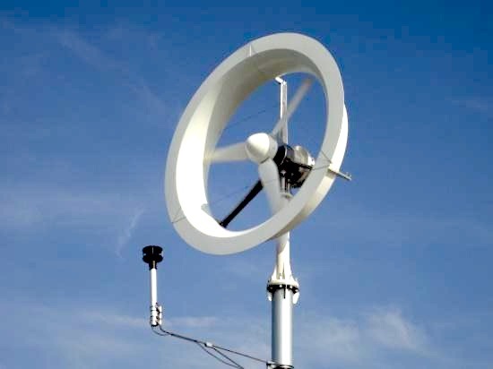レンズ付き風車（1kW）。ブレード（羽）直径1380mm。国立大学法人九州大学と共同で開発、製作
