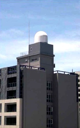 大阪大学に設置されたフェーズドアレイレーダー