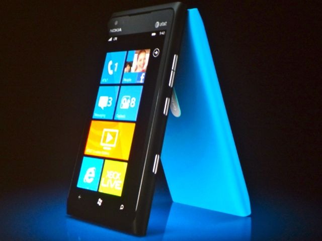 現行の「Windows Phone Lumia 900」