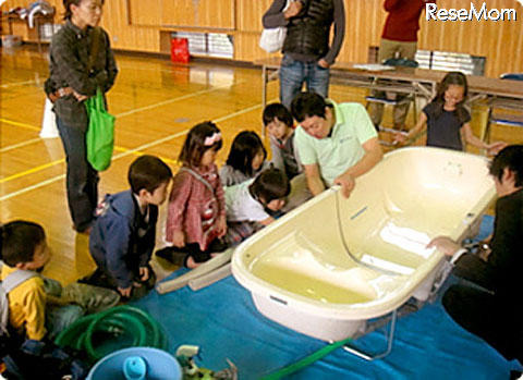 2011年介護体験教室・初めて見る訪問入浴の機材に興味津々